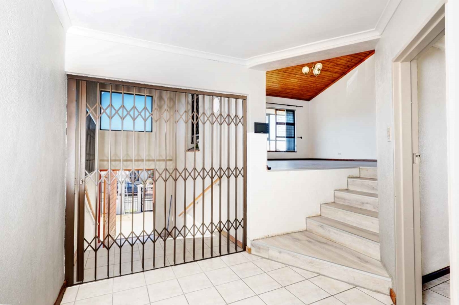 To Let 3 Bedroom Property for Rent in Loevenstein Western Cape